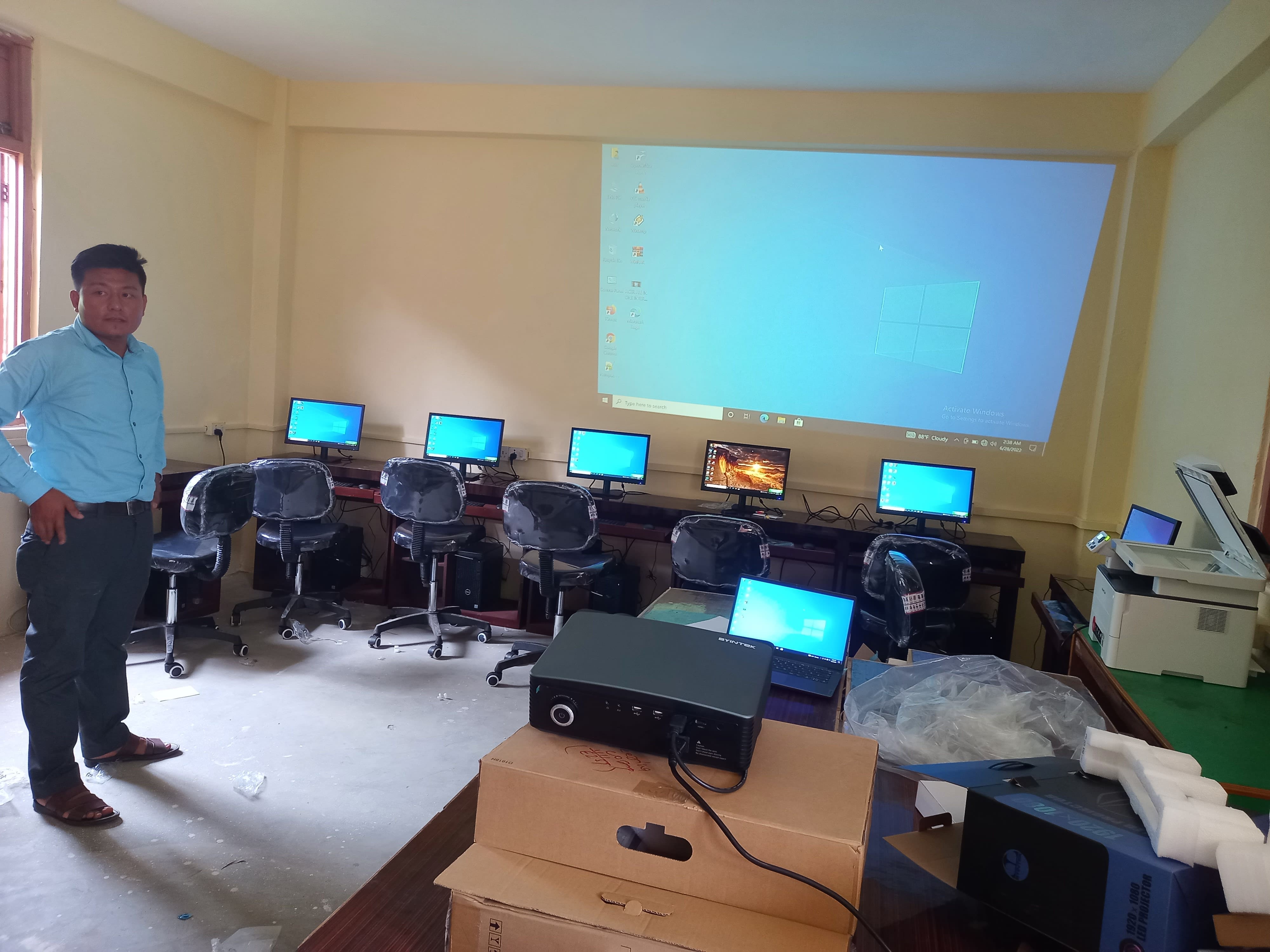 २०२७ सालमा स्थानीय समाजसेवीहरु २७ जनाले बालबालिकालाई शिक्षा दिनका लागि निजीस्रोतमा शिक्षक ब्यवस्थापन गरेर संचालनमा ल्याएको यस विद्यालयलाई तत्कालीन सरकारले २०३२ मंसिर १५ गतेदेखि स्वीकृति दिएको थियो । ग्रामीण क्षेत्रका बिपन्न आर्थिक अवस्थाका अभिभावकहरुका बालबालिकालाई स्थानीय स्तरमै गुणस्तरीय तथा जीवनउपयोगी सीप सहितको शिक्षा प्रदान गर्न यो विद्यालयले स्थापनाकालदेखि नै प्रयास गरिरहेको छ । 